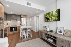 Kuchyň nebo kuchyňský kout v ubytování AQUA Corner Unit w Balcony and Amazing View #614