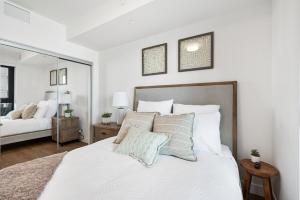 Postel nebo postele na pokoji v ubytování AQUA Corner Unit w Balcony and Amazing View #614 + 33 fotografií