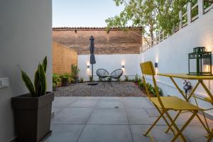 a patio with two chairs and a table at Jardin maison in Itea