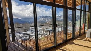 SorgeatにあるBalcons de Sorgeat - Chambres d'hôtes - Ecolodge en montagneの山の景色を望むバルコニー付きの客室です。