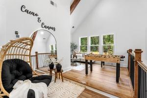 a living room with a ping pong table at Cottage by Lake Hartwell Cocoa y Canoes in Westminster