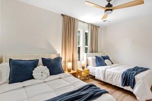 a bedroom with two beds and a ceiling fan at Cottage by Lake Hartwell Cocoa y Canoes in Westminster +62 photos