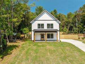 a white house with a large yard at Cottage by Lake Hartwell Cocoa y Canoes in Westminster