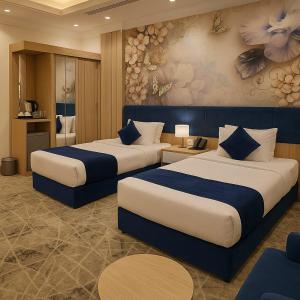 リヤドにあるReef Home Hotelの部屋にベッドが2つあるホテルの部屋