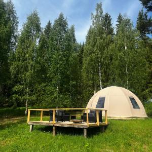 Κήπος έξω από το Family Glamping in a Forest
