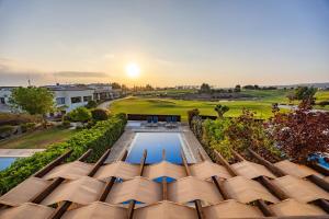库克里亚HG06 Adjacent to Aphrodite Hills- Private Pool的带游泳池的房子的鸟瞰图