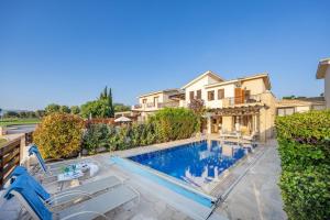 HG06 Adjacent to Aphrodite Hills- Private Pool内部或周边的泳池