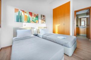 库克里亚HG06 Adjacent to Aphrodite Hills- Private Pool的配有2张床的酒店客房 - 带浴室