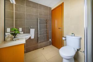 HG06 Adjacent to Aphrodite Hills- Private Pool的一间浴室