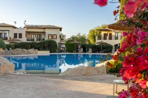 库克里亚HG06 Adjacent to Aphrodite Hills- Private Pool的房子前面的游泳池