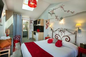 Kuchyň nebo kuchyňský kout v ubytování Hôtel et Appart Hôtel Les Flots Bleus
