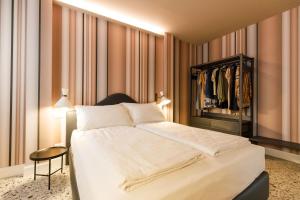 a bedroom with a large bed and a closet at Casa Colombo Apartments in Bardolino