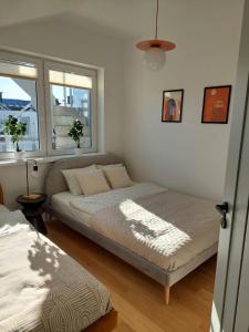 Postel nebo postele na pokoji v ubytování Dębina Lounge z tarasem na dachu