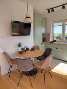 Kuchyň nebo kuchyňský kout v ubytování Dębina Lounge z tarasem na dachu