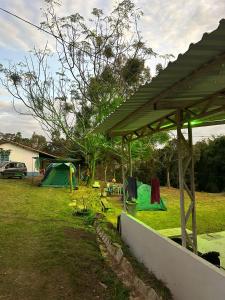 un gruppo di tende in un cortile di Camping Shangrilá São Thomé a São Thomé das Letras