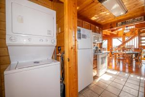 Kuchyň nebo kuchyňský kout v ubytování Nothin But A Good Time By Avada Properties