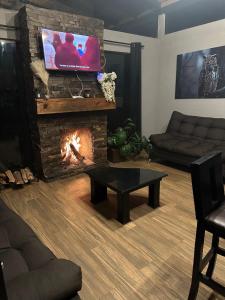 TV in/ali zabaviščno središče v nastanitvi Cabaña DAGO