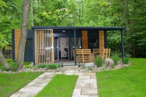 BraslovčeEmina Hiška的花园中的小小屋