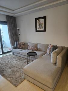 ein Wohnzimmer mit Couch und Tisch in der Unterkunft Studio confortable au parc in Mohammedia