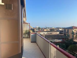 Un balcón con vista a una ciudad en The Cannizzaro Home, en Aci Castello