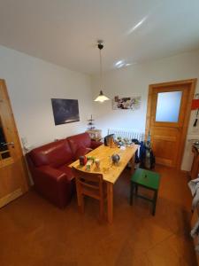 a living room with a wooden table and a couch at Gemütliches, einfaches Gästezimmer in Oldenburg