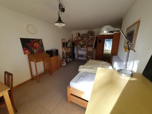 a room with a bed and a desk with a lamp at Gemütliches, einfaches Gästezimmer in Oldenburg