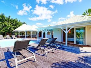 Gallery image of Luxueuse Villa avec Piscine Privée et Jardin dans un Cadre Sécurisé à Terres Basses, Marigot - FR-1-734-12 in Les Terres Basses