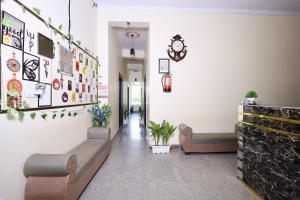 een wachtkamer met banken en een klok aan de muur bij Sia Taj Hotel nearest Taj Mahal Agra in Agra +33 foto's