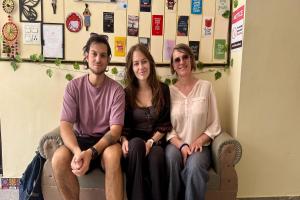 een man en een vrouw zitten op een bank bij Sia Taj Hotel nearest Taj Mahal Agra in Agra