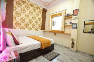een slaapkamer met een bed en een raam erin bij Sia Taj Hotel nearest Taj Mahal Agra in Agra