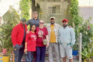 een groep mensen die poseren voor een foto bij Sia Taj Hotel nearest Taj Mahal Agra in Agra