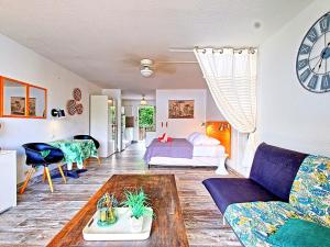 O zonă de relaxare la Studio Confortable avec Piscine et Wi-Fi Proche Plage - FR-1-734-22 +17 fotografii