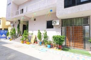 een gebouw met potplanten ervoor bij Sia Taj Hotel nearest Taj Mahal Agra in Agra