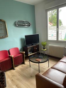 Μια τηλεόραση ή/και κέντρο ψυχαγωγίας στο La Maison Vintage à Montreuil sur mer 3 Chambres - Jardin - 6 personnes - Wifi