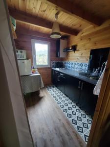 Η κουζίνα ή μικρή κουζίνα στο Le Chalet du Grain d'Orient
