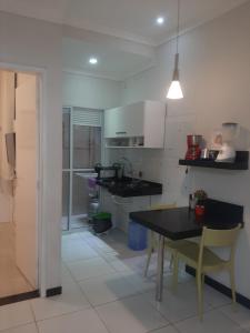 Una cocina con una mesa y un comedor. en Aconchego e requinte flat Praia atalaia, en Aracaju