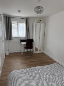 Postel nebo postele na pokoji v ubytování Modern double bed - Central Dartford