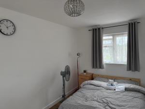 Postel nebo postele na pokoji v ubytování Modern double bed - Central Dartford