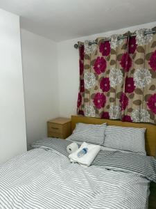 Postel nebo postele na pokoji v ubytování Modern double bed - Central Dartford