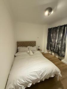 Postel nebo postele na pokoji v ubytování Modern double bed - Central Dartford