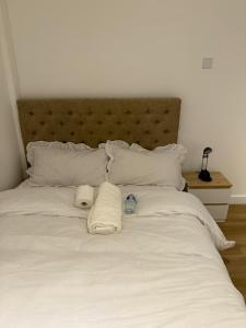 Postel nebo postele na pokoji v ubytování Modern double bed - Central Dartford