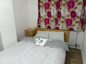 Postel nebo postele na pokoji v ubytování Modern double bed - Central Dartford