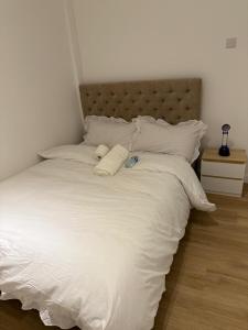 Postel nebo postele na pokoji v ubytování Modern double bed - Central Dartford