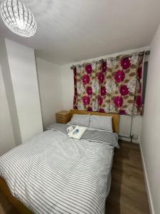 Postel nebo postele na pokoji v ubytování Modern double bed - Central Dartford