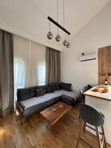 un soggiorno con un divano e un tavolo di TARA & SPA apartment Kolasin a Kolašin
