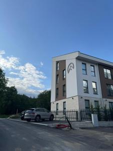 un edificio con un'auto parcheggiata di fronte di TARA & SPA apartment Kolasin a Kolašin Altre 27 foto