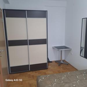 a black and white closet with a desk in a room at Apartman Kragujevac in Kragujevac
