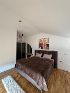 una camera da letto con un letto grande in una stanza di TARA & SPA apartment Kolasin a Kolašin