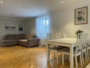 Ruang duduk di cozy family home in Gauja National Park