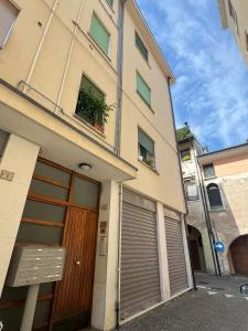 a building with a garage door on the side of it at Elegante Apartmento nel centro storico di Treviso in Treviso